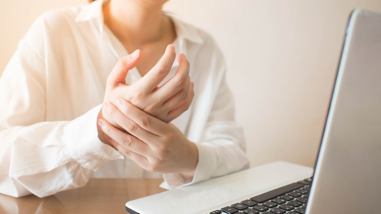 woman with carpal tunnel syndrome