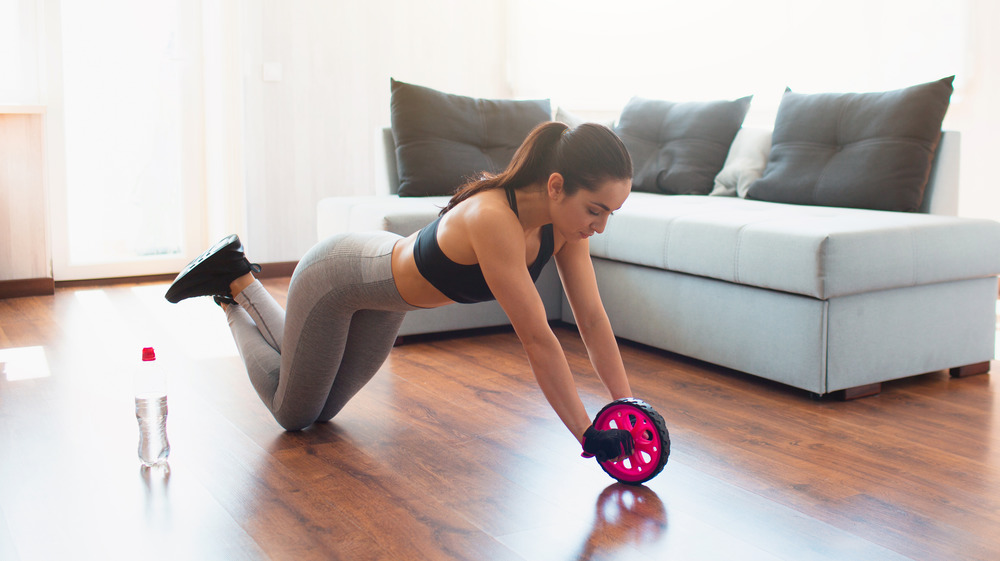 woman using ab roller