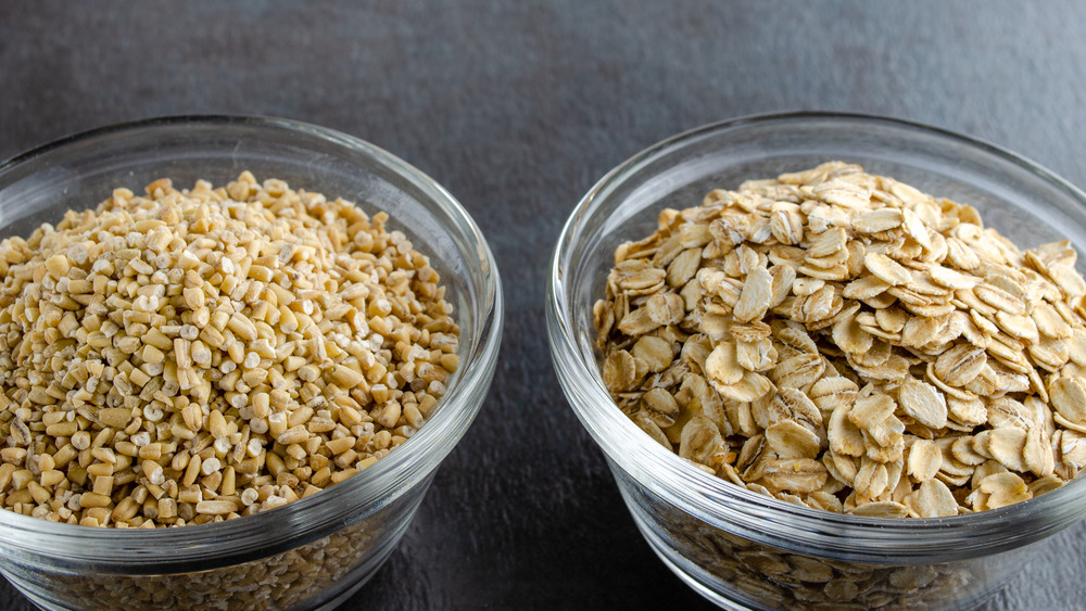 see through bowls showing rolled oats and steel-cut oats