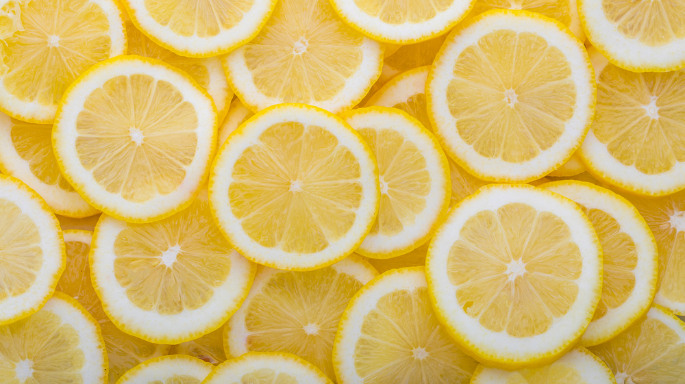 Lemon slices overlapping