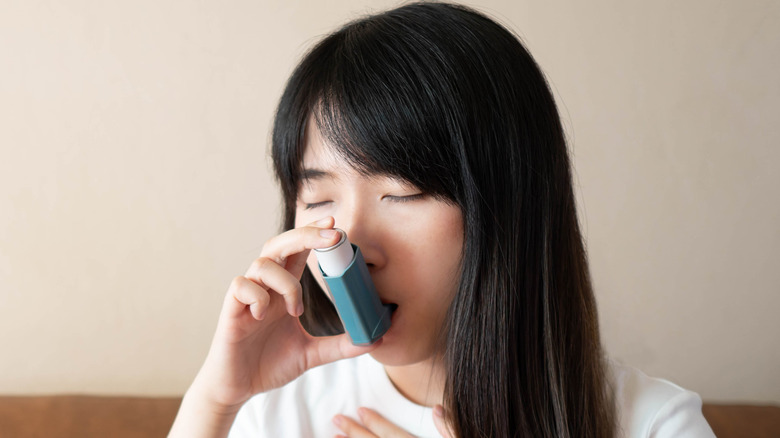 woman with asthma inhaler