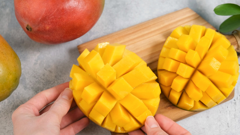 sliced mangoes