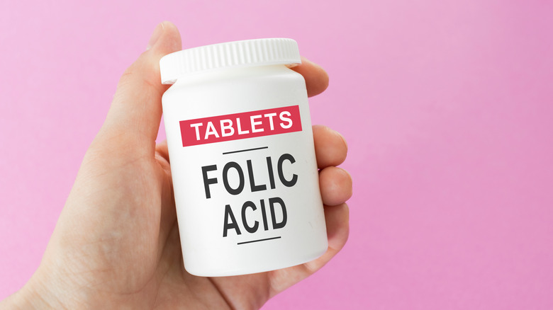 folic acid tablets in bottle